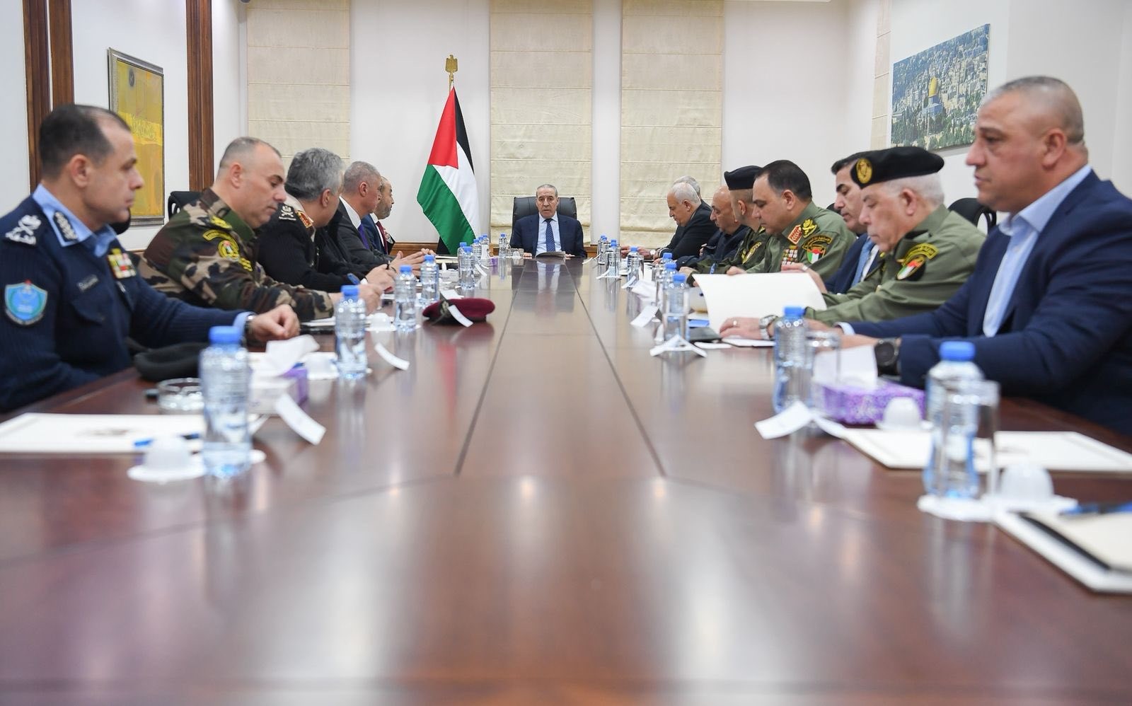 الشيخ يعقد اجتماعًا أمنيًا بحضور رئيس الوزراء وكبار المسؤولين لبحث المستجدات السياسية والأمنية 111.jpg