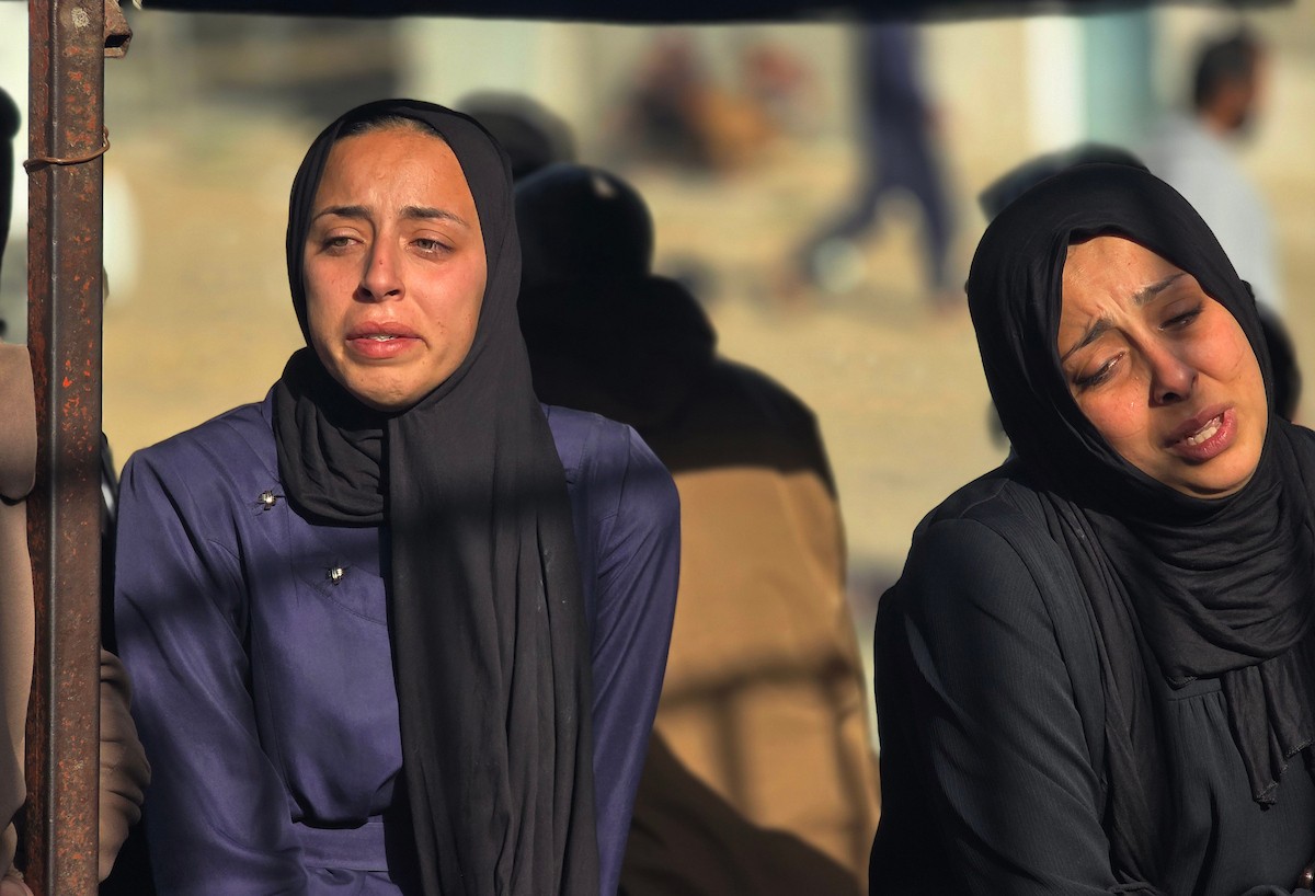 وداع جثمان الطفل إياد أحمد الربيعية (3 أعوام)  في مستشفى ناصر بخان يونس، جنوب قطاع غزة، 2 فبراير/شباط 2026. صورة: طارق محمد