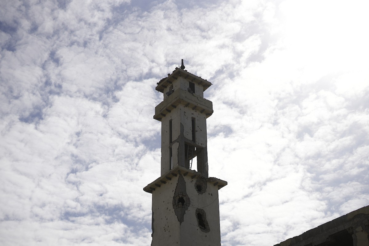 يستقبل الفلسطينيون شهر رمضان وسط دمار غير مسبوق للمباني، بما فيها المساجد التي يؤدون فيها شعائرهم الدينية. مدينة غزة، 19 فبراير/شباط 2026. صورة: عمر أشتوي