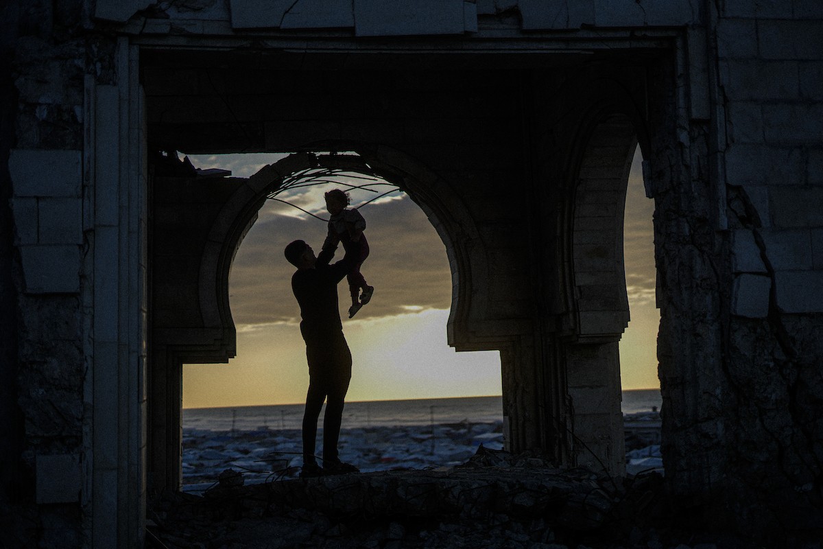 عائلة فلسطينية نازحة من بيت حانون تفطر في ثاني أيام رمضان في خيمة متداعية وسط أنقاض مسجد الحساينة على شاطئ مدينة غزة.19 فبراير/شباط 2026. تصوير: عمر أشتوي