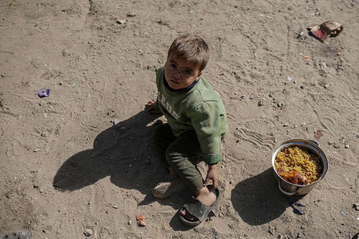 فلسطينيون بينهم أطفال ونساء يتلقون مساعدات غذائية وزعتها منظمات خيرية في أحد مراكز الإيواء بمدينة غزة، وسط أزمة غذائية مستمرة ناجمة عن محدودية المساعدات الإنسانية والظروف الإنسانية المتردية التي يواجهها النازحون، ١٢ فبراير/شباط ٢٠٢٦. تصوير: عمر أشتوي