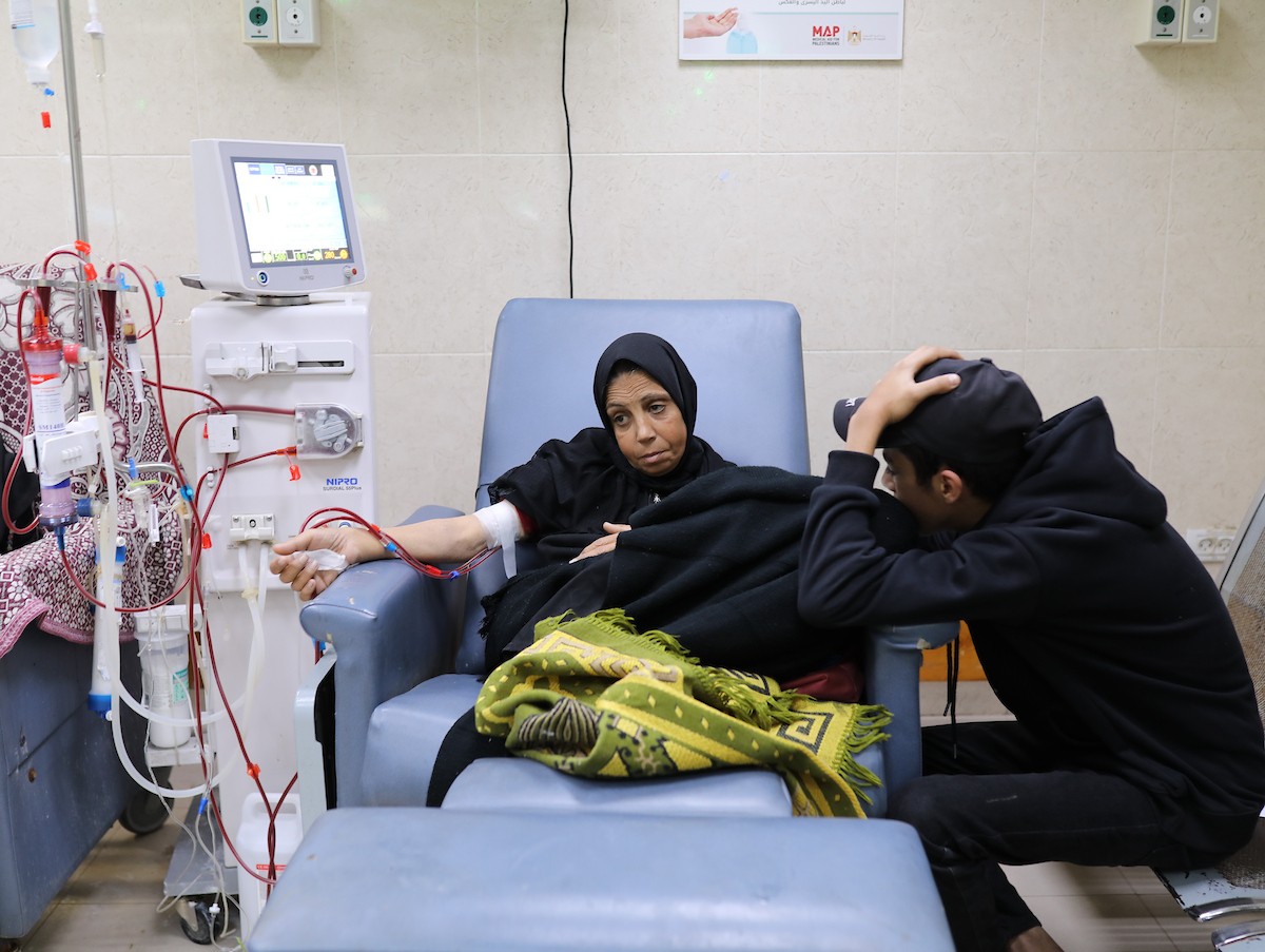 يخضع مرضى فلسطينيون مصابون بالفشل الكلوي لجلسات غسيل الكلى في مستشفى شهداء الأقصى بدير البلح، وسط وانتظار مستمر لفتح معبر رفح لتلقي العلاج خارج قطاع غزة، 1 فبراير/شباط 2026. تصوير: رمزي أبو عامر