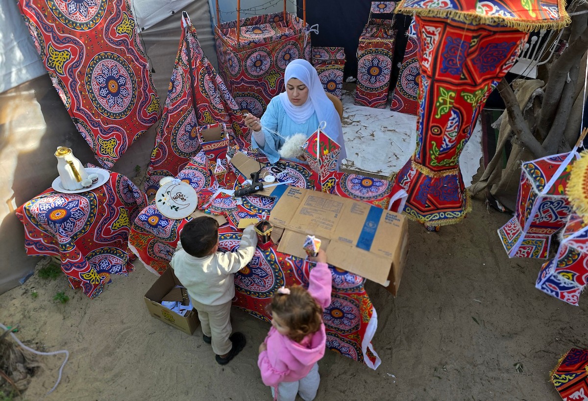 الفلسطينية ريهان شراب تصنع فوانيس رمضان من بقايا صناديق المساعدات في خان يونس جنوب قطاع غزة  8 فبراير/شباط 2026. (صورة: طارق محمد)