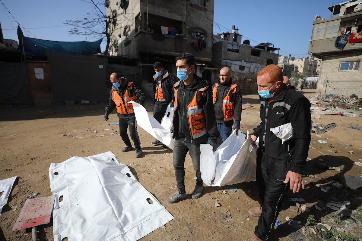 استخراج جثث عشرات الفلسطينيين الذين فقدوا أرواحهم خلال الهجمات الإسرائيلية ودُفنوا مؤقتًا في منطقة النفق بمدينة غزة، تمهيدًا لنقلها إلى المقابر الرسمية، 1 فبراير/شباط 2026. (صورة: عمر أشتوي)