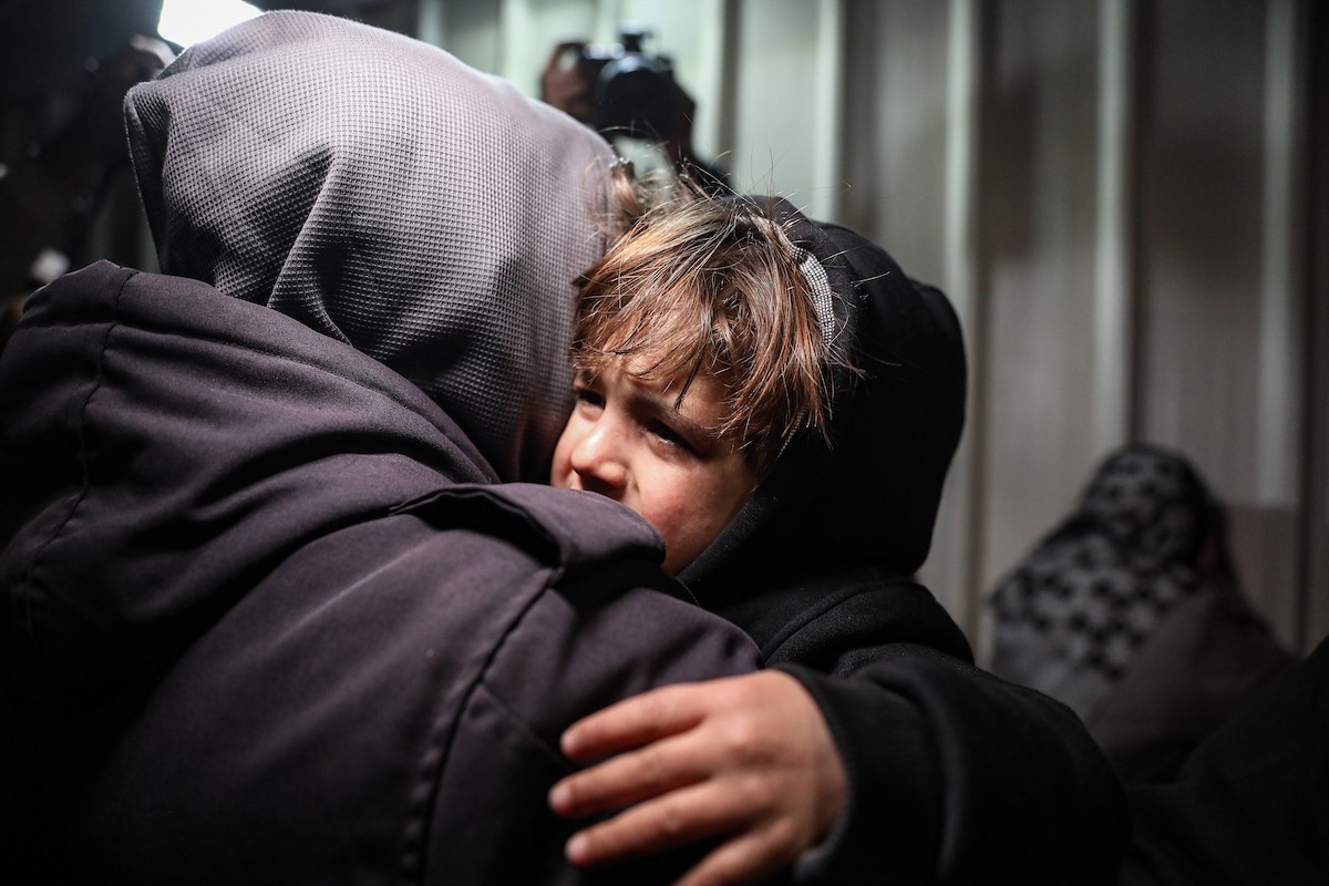 فلسطينيون قادمون من معبر رفح يصلون، في حافلة تحمل شعار الأمم المتحدة، إلى مستشفى ناصر في خان يونس جنوب قطاع غزة، في 2 فبراير/شباط 2026. صورة: عمر أشتوي