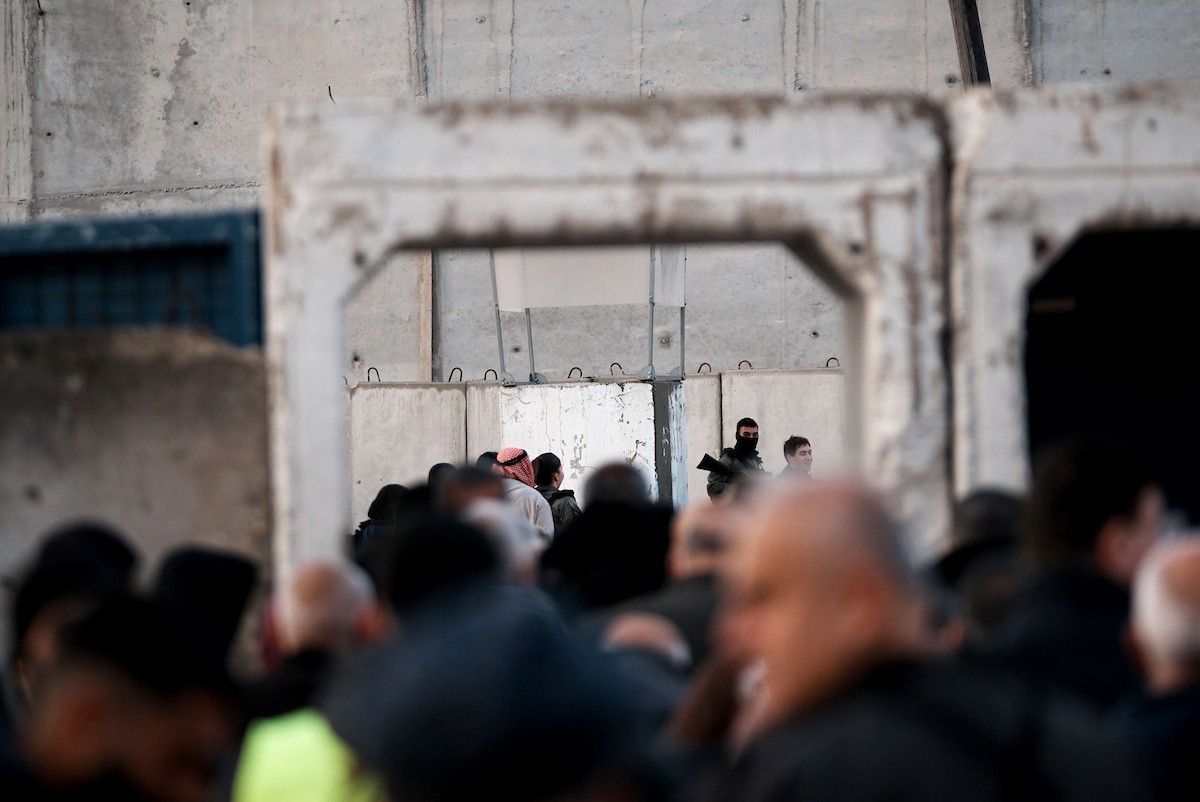 منعت السلطات الإسرائيلية دخول الفلسطينيين من الضفة الغربية إلى القدس لأداء صلاة الجمعة الثانية من شهر رمضان في المسجد الأقصى ، في 27 فبراير/شباط 2026. وتجمّع آلاف منذ ساعات الصباح الباكر عند حاجز قلنديا في محاولة للوصول إلى الأقصى، وسط إجراءات أمنية مشددة في المنطقة