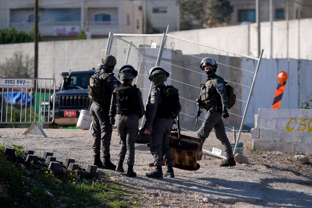 الجيش الإسرائيلي يفرض قيودًا مشددة على وصول الفلسطينيين إلى المسجد الأقصى لأداء أول صلاة جمعة من رمضان عبر حاجز قلنديا الفاصل بين الضفة الغربية والقدس، 20 فبراير/شباط 2026