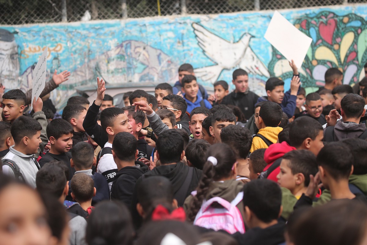 يتظاهر طلاب فلسطينيون من مدارس الأونروا في مخيم بلاطة، شرق نابلس بالضفة الغربية، احتجاجًا على خفض الأونروا للخدمات في مخيمات الضفة، وذلك في 9 فبراير/شباط 2026. (صورة: محمد ناصر)
