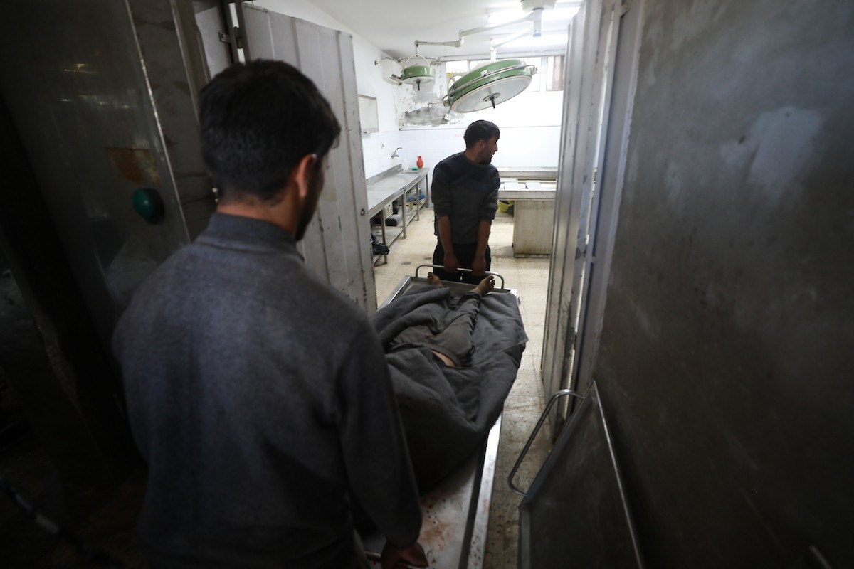 ودّع فلسطينيون جثماني مواطنين اثنين في مستشفى الشفاء بمدينة غزة. وبحسب مصادر عائلية، قُتل الرجلان على يد القوات الإسرائيلية في بيت لاهيا، شمال قطاع غزة، في 24 فبراير/شباط 2026. (صورة: عمر أشتوي)