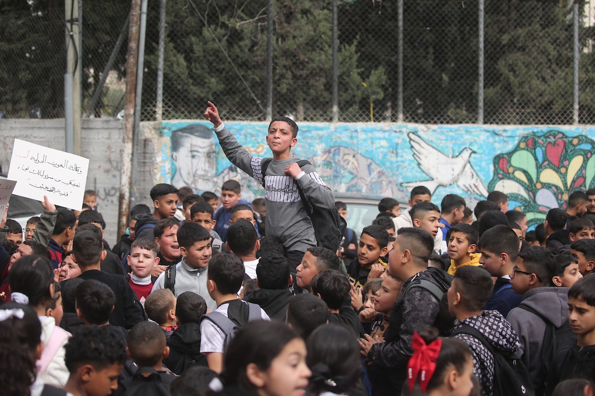 يتظاهر طلاب فلسطينيون من مدارس الأونروا في مخيم بلاطة، شرق نابلس بالضفة الغربية، احتجاجًا على خفض الأونروا للخدمات في مخيمات الضفة، وذلك في 9 فبراير/شباط 2026. (صورة: محمد ناصر)