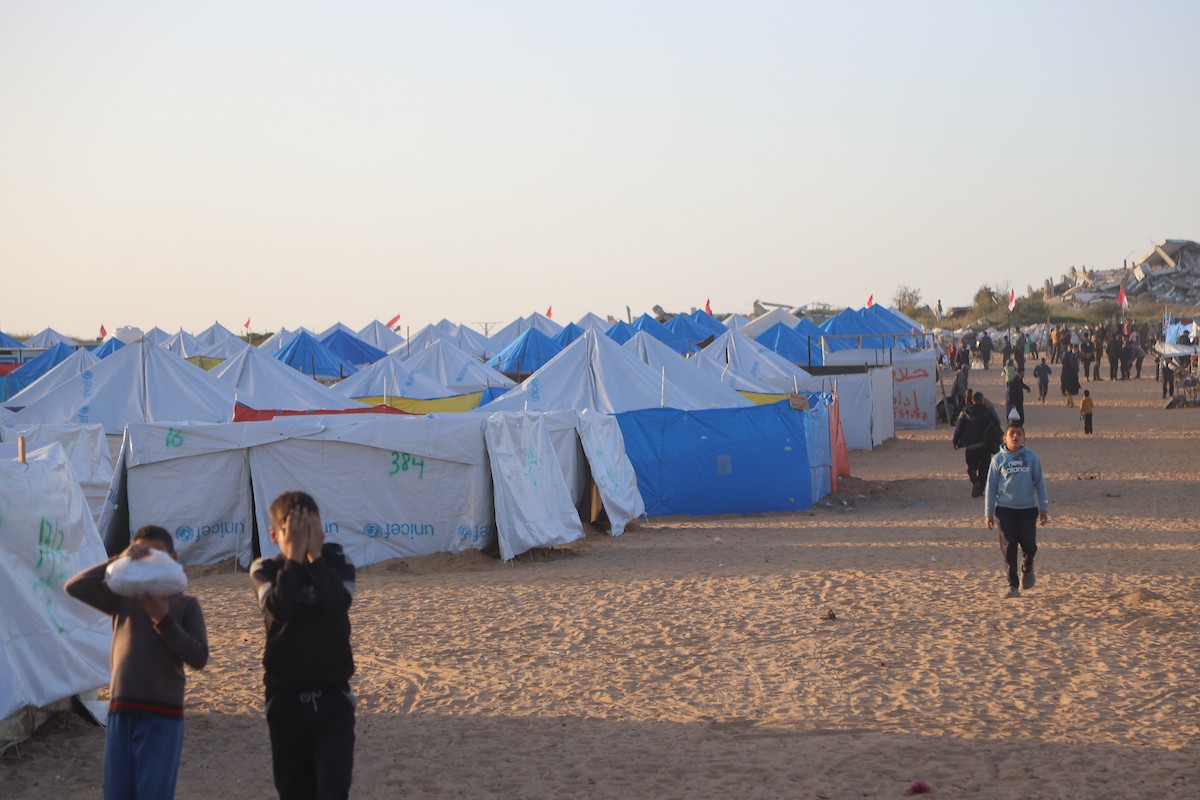 وسط خيام النازحين في المخيم المصري بمنطقة نتساريم وسط قطاع غزة، يحاول السكان الحفاظ على تفاصيل حياتهم اليومية رغم الظروف القاسية والنقص الحاد في الضروريات الأساسية كالمأوى والغذاء والماء النظيف. وسط قطاع غزة، ١٢ فبراير ٢٠٢٦. تصوير: محمد الأسود