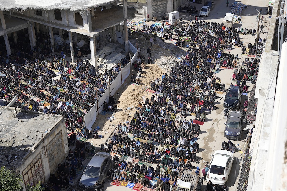 يؤدي الفلسطينيون صلاة الجمعة الثانية من شهر رمضان وسط أنقاض مسجد الكنز، الذي دُمر في هجمات إسرائيلية خلال الحرب، في مدينة غزة، 27 فبراير/شباط 2026. صورة: عمر أشتوي