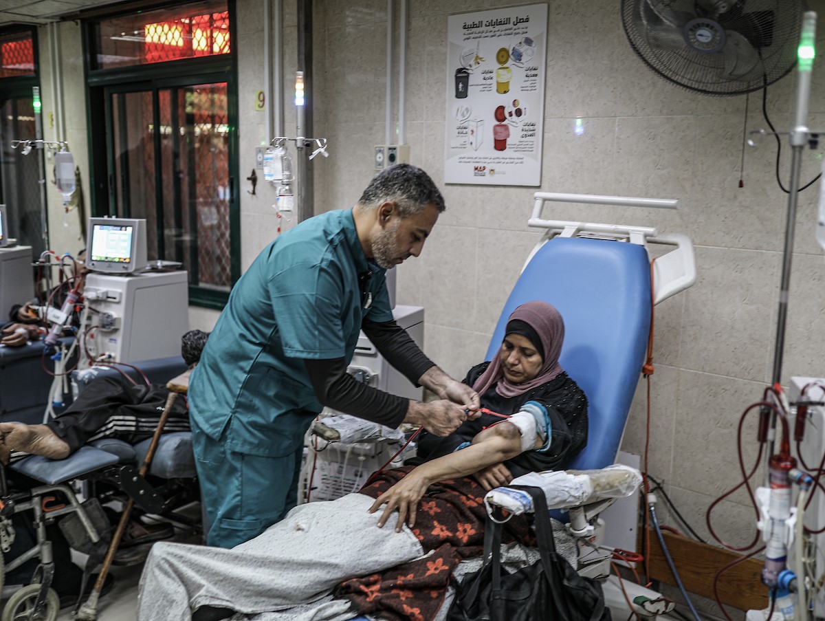 يخضع مرضى فلسطينيون مصابون بالفشل الكلوي لجلسات غسيل الكلى في مستشفى شهداء الأقصى بدير البلح، وسط وانتظار مستمر لفتح معبر رفح لتلقي العلاج خارج قطاع غزة، 1 فبراير/شباط 2026. تصوير: رمزي أبو عامر