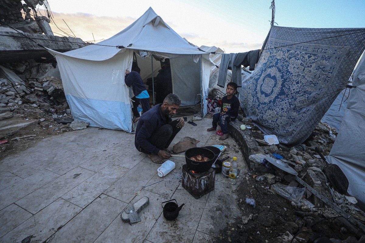 عائلة فلسطينية نازحة من بيت حانون تفطر في ثاني أيام رمضان في خيمة متداعية وسط أنقاض مسجد الحساينة على شاطئ مدينة غزة.19 فبراير/شباط 2026. تصوير: عمر أشتوي