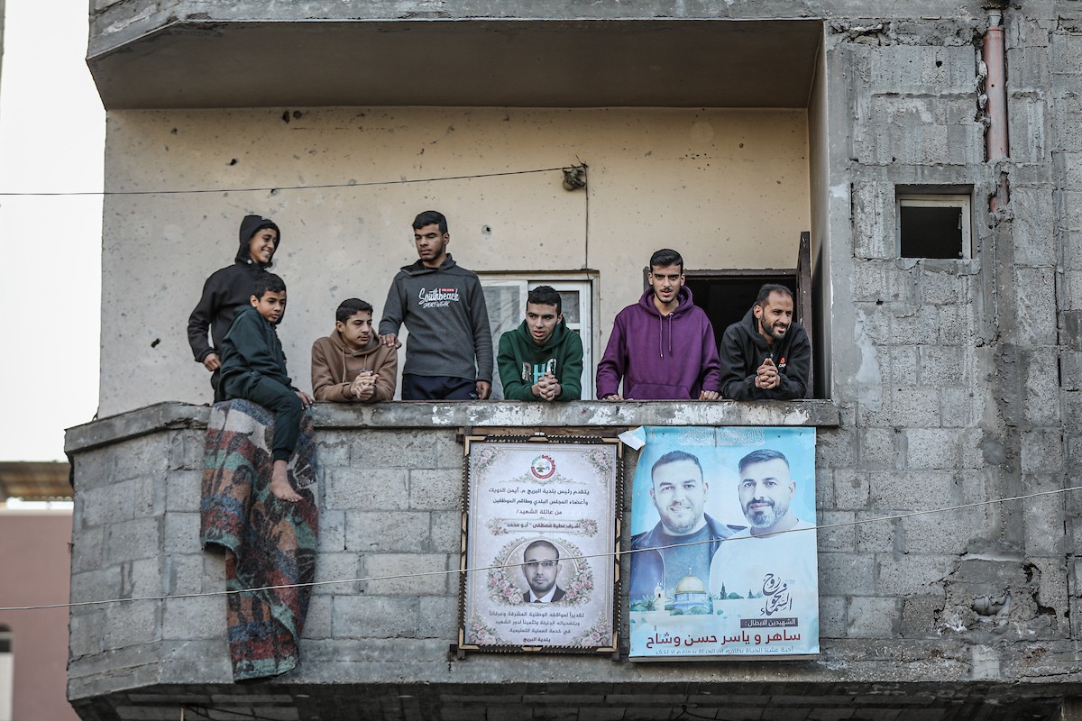 يشارك شبان وأطفال فلسطينيون في مباريات كرة الطائرة ضمن ما يُسمى 