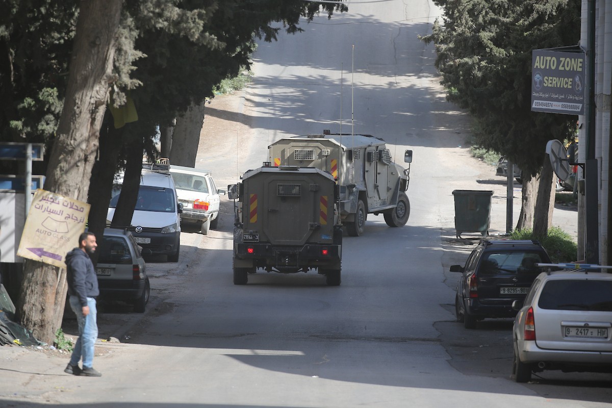 نفّذت قوات الجيش الإسرائيلي مداهمات ودوريات في شوارع مخيم عسكر للاجئين، شرق نابلس في الضفة الغربية، ٢٢ فبراير/شباط ٢٠٢٦. صورة: محمد ناصر