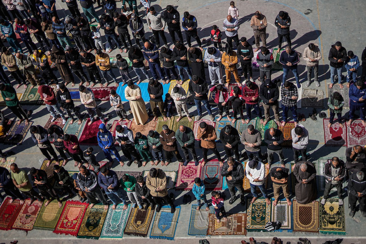 يؤدي المصلون الفلسطينيون صلاة الجمعة خلال شهر رمضان المبارك في مدرسة صلاح الدين، التي حُوِّلت إلى مأوى للفلسطينيين النازحين في ظل الحرب الإسرائيلية الحماسية، بمدينة غزة، يوم الجمعة 20 فبرايرشباط 2026. تصوير عمر أشتوي