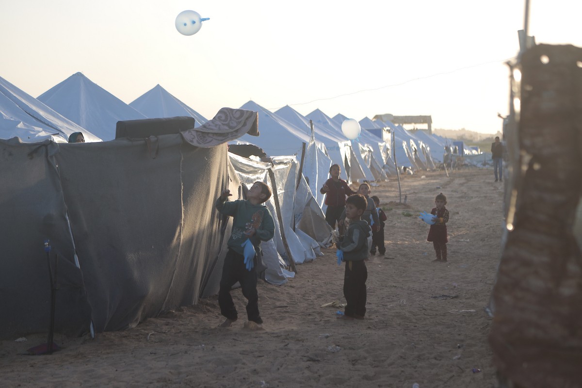 وسط خيام النازحين في المخيم المصري بمنطقة نتساريم وسط قطاع غزة، يحاول السكان الحفاظ على تفاصيل حياتهم اليومية رغم الظروف القاسية والنقص الحاد في الضروريات الأساسية كالمأوى والغذاء والماء النظيف. وسط قطاع غزة، ١٢ فبراير ٢٠٢٦. تصوير: محمد الأسود