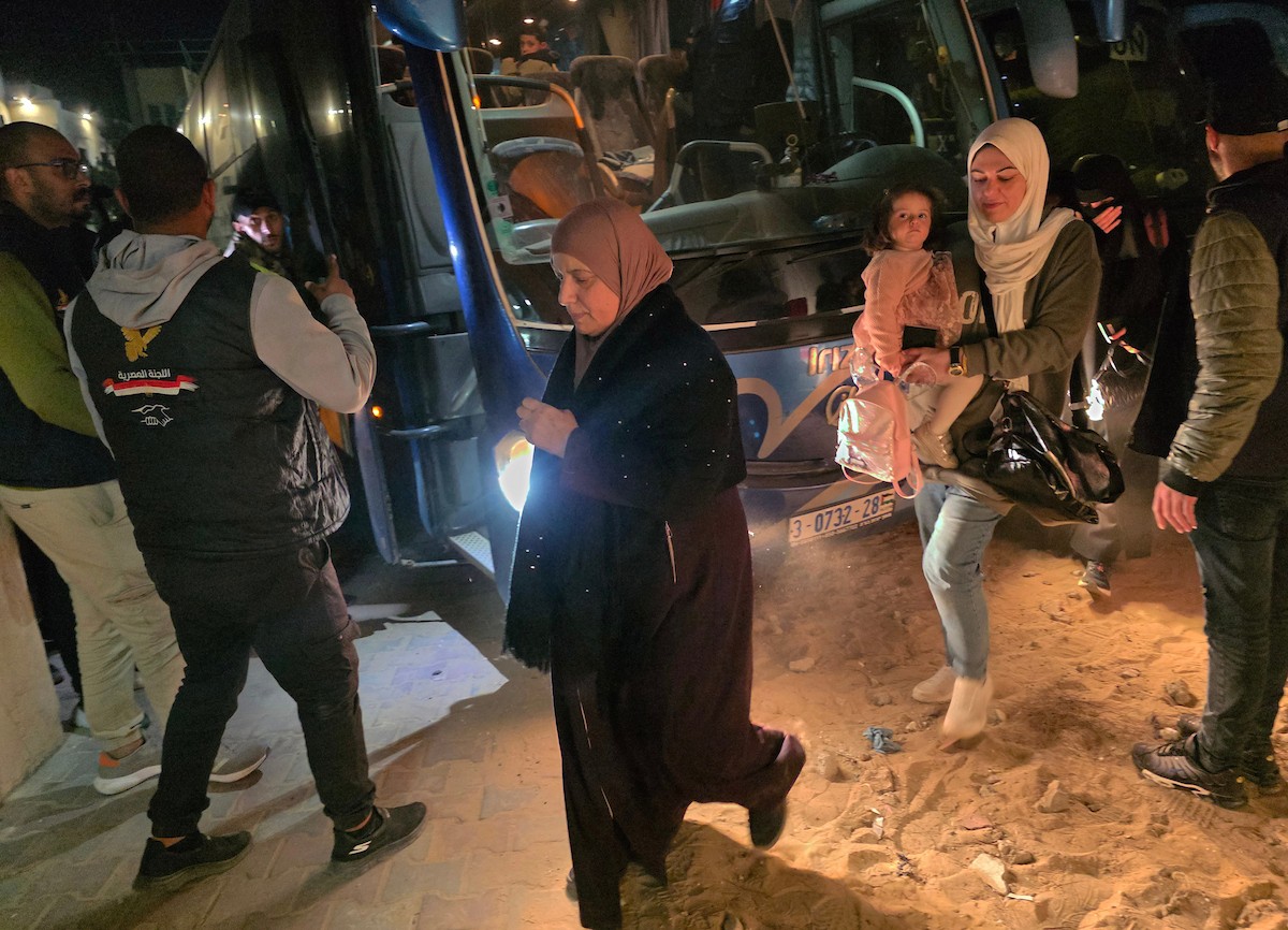 فلسطينيون قادمون من مصر عبر معبر رفح يصلون إلى مستشفى ناصر في خان يونس، قطاع غزة، في 21 فبراير/شباط 2026. صورة: طارق محمد/(APA Images)