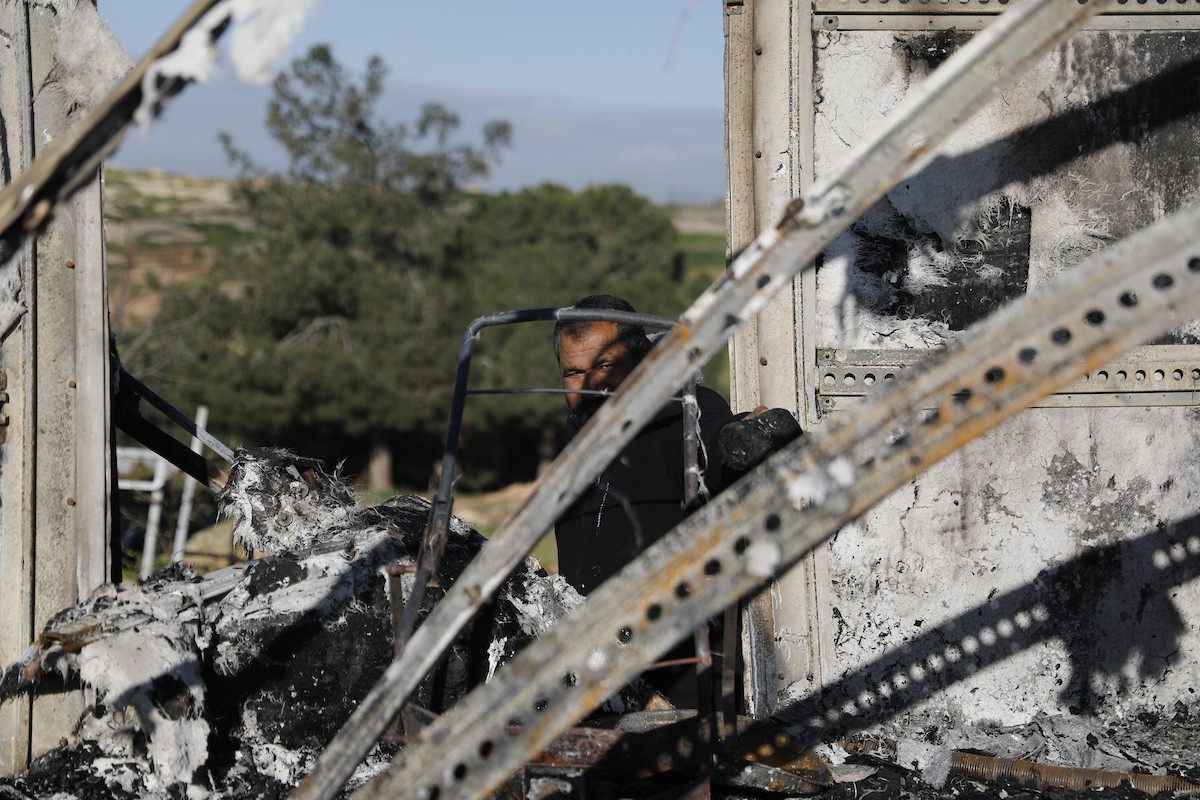 يتفقد فلسطينيون الأضرار التي لحقت بمنازلهم وممتلكاتهم في مستوطنة سوسيا، جنوب الخليل، عقب هجمات شنها مستوطنون يهود الليلة الماضية. الخليل، الضفة الغربية، 25 فبراير/شباط 2026. تصوير: مأمون وزواز