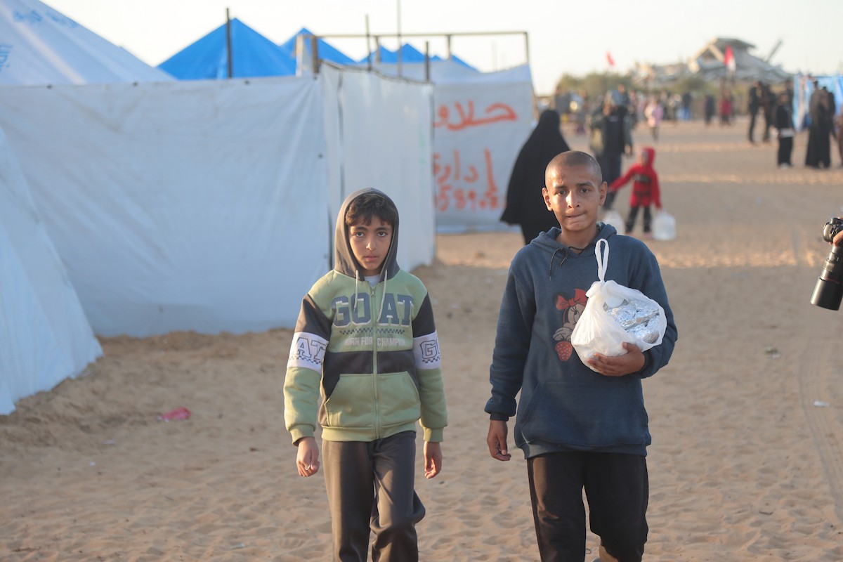 وسط خيام النازحين في المخيم المصري بمنطقة نتساريم وسط قطاع غزة، يحاول السكان الحفاظ على تفاصيل حياتهم اليومية رغم الظروف القاسية والنقص الحاد في الضروريات الأساسية كالمأوى والغذاء والماء النظيف. وسط قطاع غزة، ١٢ فبراير ٢٠٢٦. تصوير: محمد الأسود