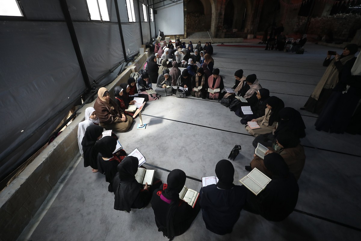 أطفال فلسطينيون يتلون ويحفظون القرآن الكريم داخل الجامع العمري الكبير في مدينة غزة خلال شهر رمضان. وقد تضرر الجامع العمري القديم بشدة جراء الهجمات الإسرائيلية خلال حرب غزة في 26 فبراير/شباط 2026. صورة: عمر أشتوي