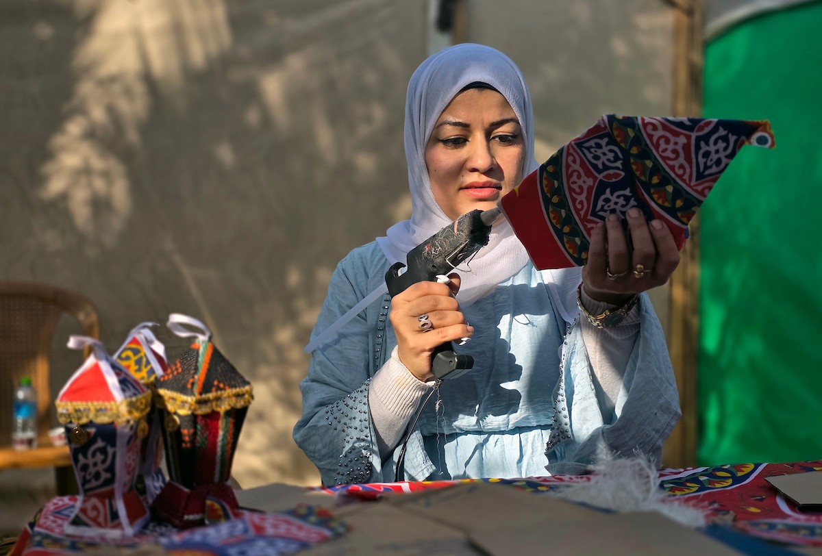 الفلسطينية ريهان شراب تصنع فوانيس رمضان من بقايا صناديق المساعدات في خان يونس جنوب قطاع غزة  8 فبراير/شباط 2026. (صورة: طارق محمد)