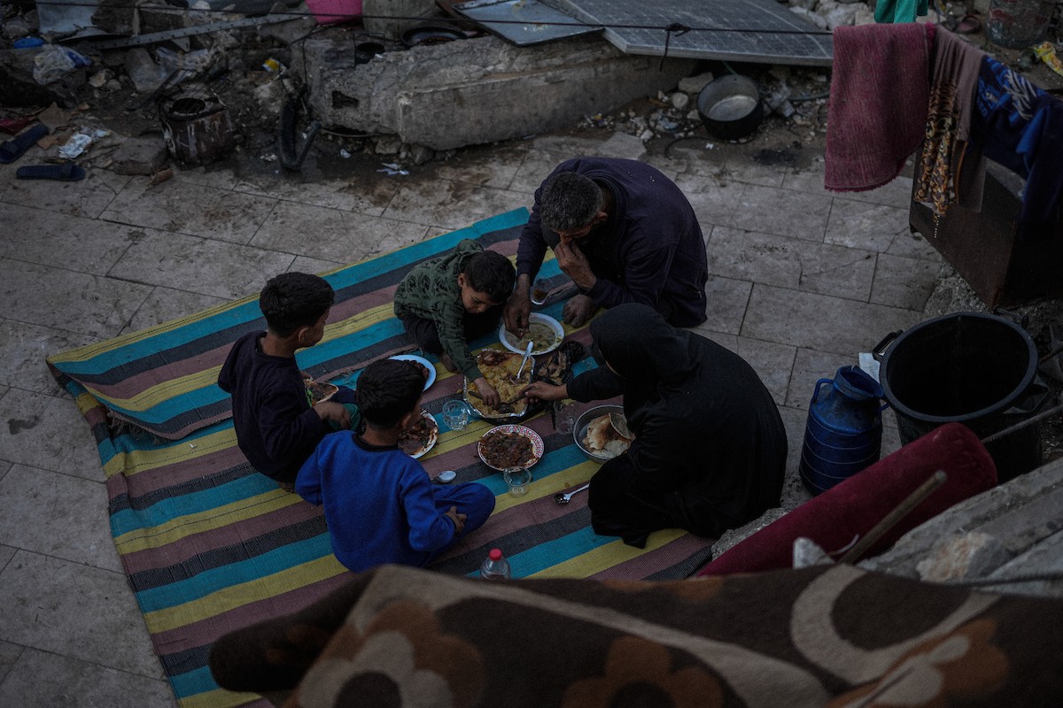 عائلة فلسطينية نازحة من بيت حانون تفطر في ثاني أيام رمضان في خيمة متداعية وسط أنقاض مسجد الحساينة على شاطئ مدينة غزة.19 فبراير/شباط 2026. تصوير: عمر أشتوي