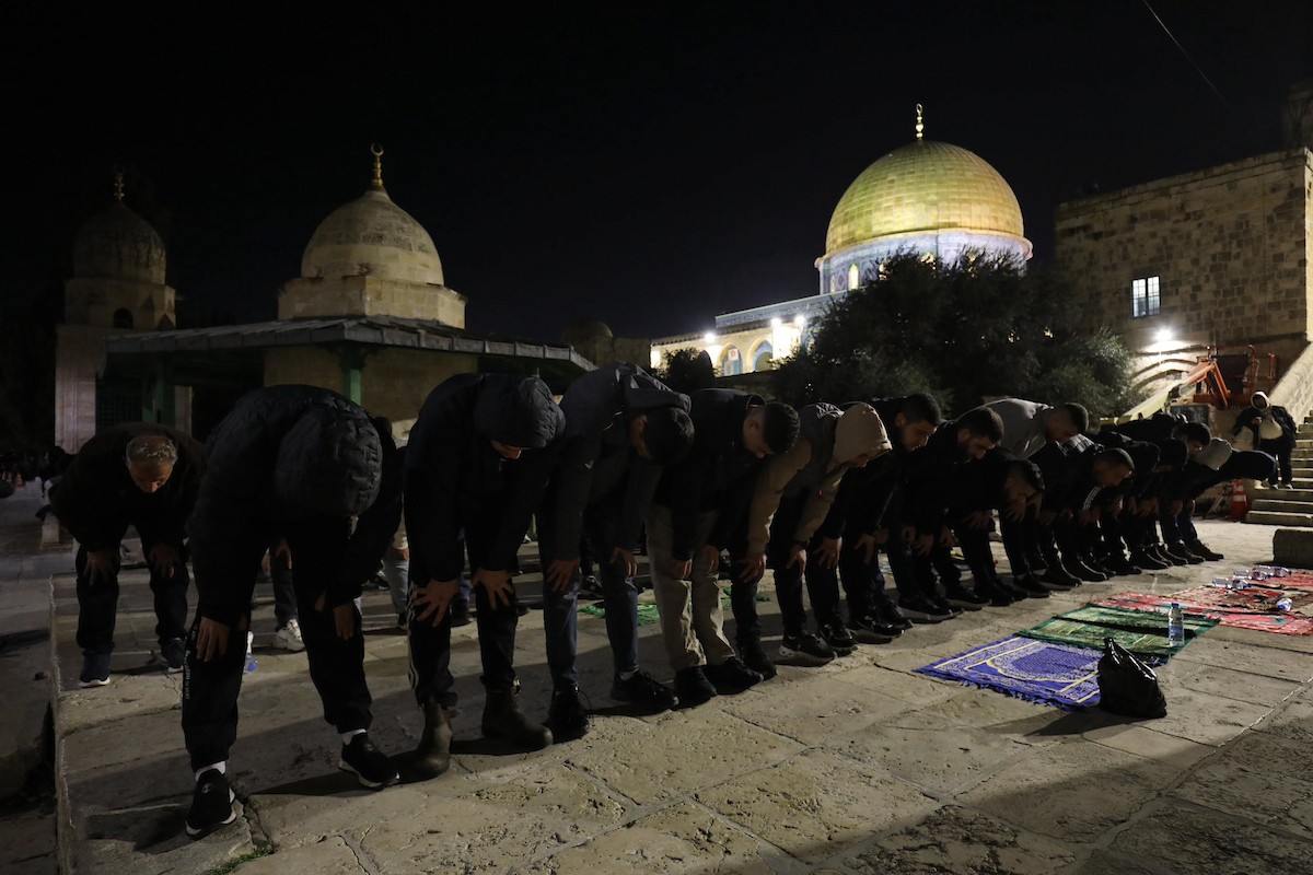 يؤدي الفلسطينيون صلاتي العشاء والتراويح في ساحات المسجد الأقصى في اليوم الرابع من رمضان، القدس، 21 فبراير 2026. صورة من دائرة الأوقاف الإسلامية في القدس.