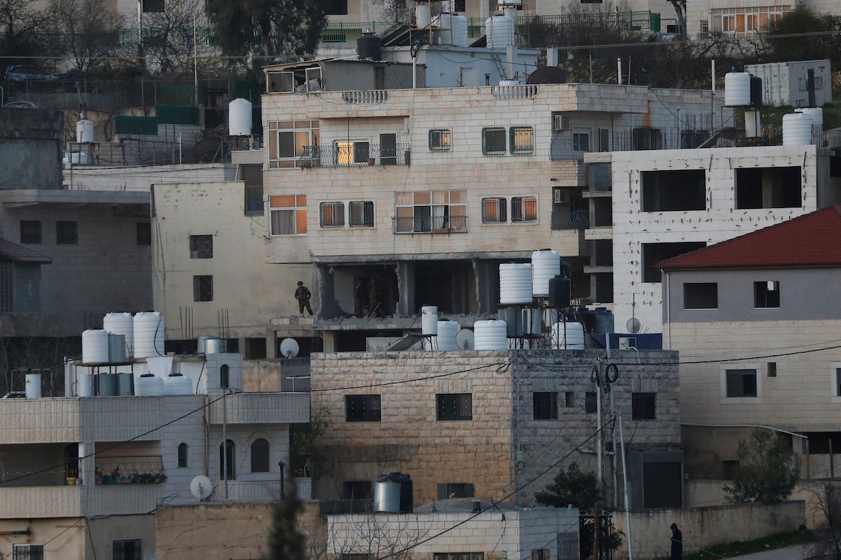 قوات الجيش الإسرائيلي تفجر منزل الشهيد محمود يوسف عابد في بلدة حلحول شمال الخليل، 2 فبراير/شباط 2026. صورة: مأمون وزواز