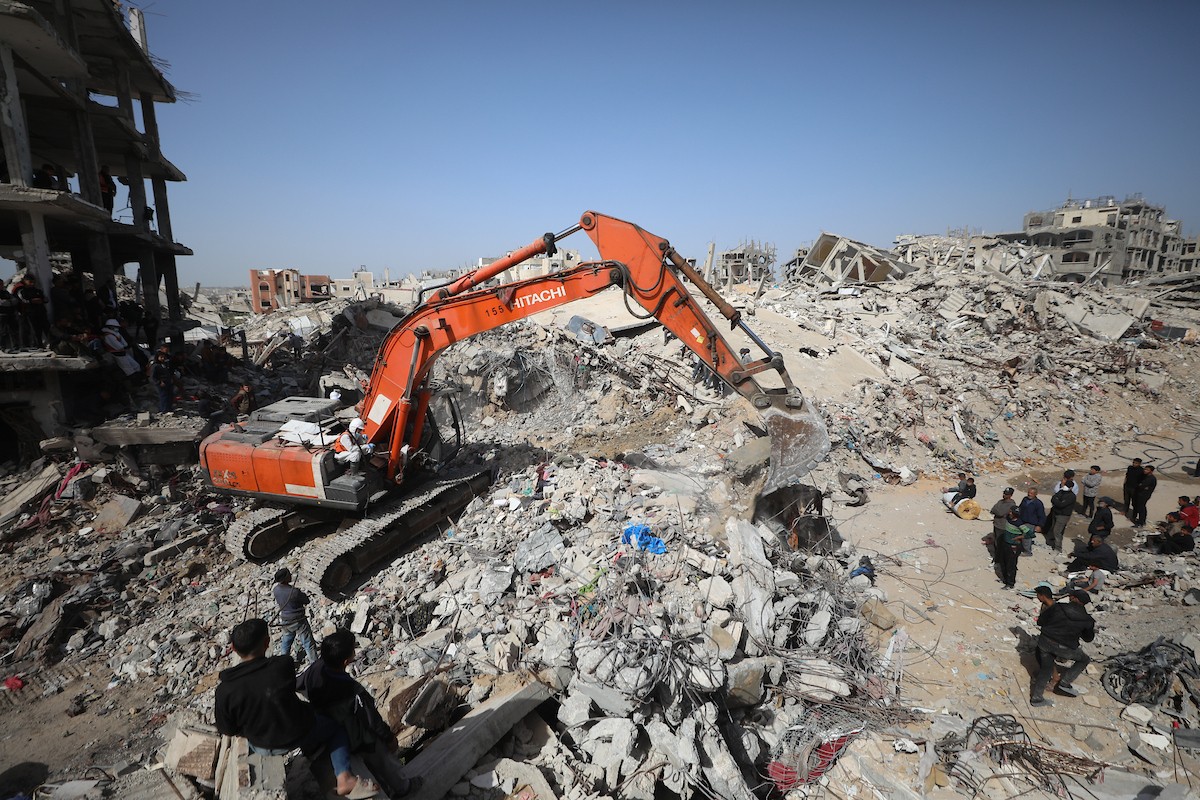 فرق الدفاع المدني التنسيق مع اللجنة الدولية للصليب الأحمر تطلق حملةً لانتشال نحو 67 جثة من عائلة أبو نصر، من تحت أنقاض منزل استهدفه الجيش الإسرائيلي خلال الحرب في بيت لاهيا، شمال قطاع غزة. 15 فبراير/شباط 2026. صورة: عمر أشتوي