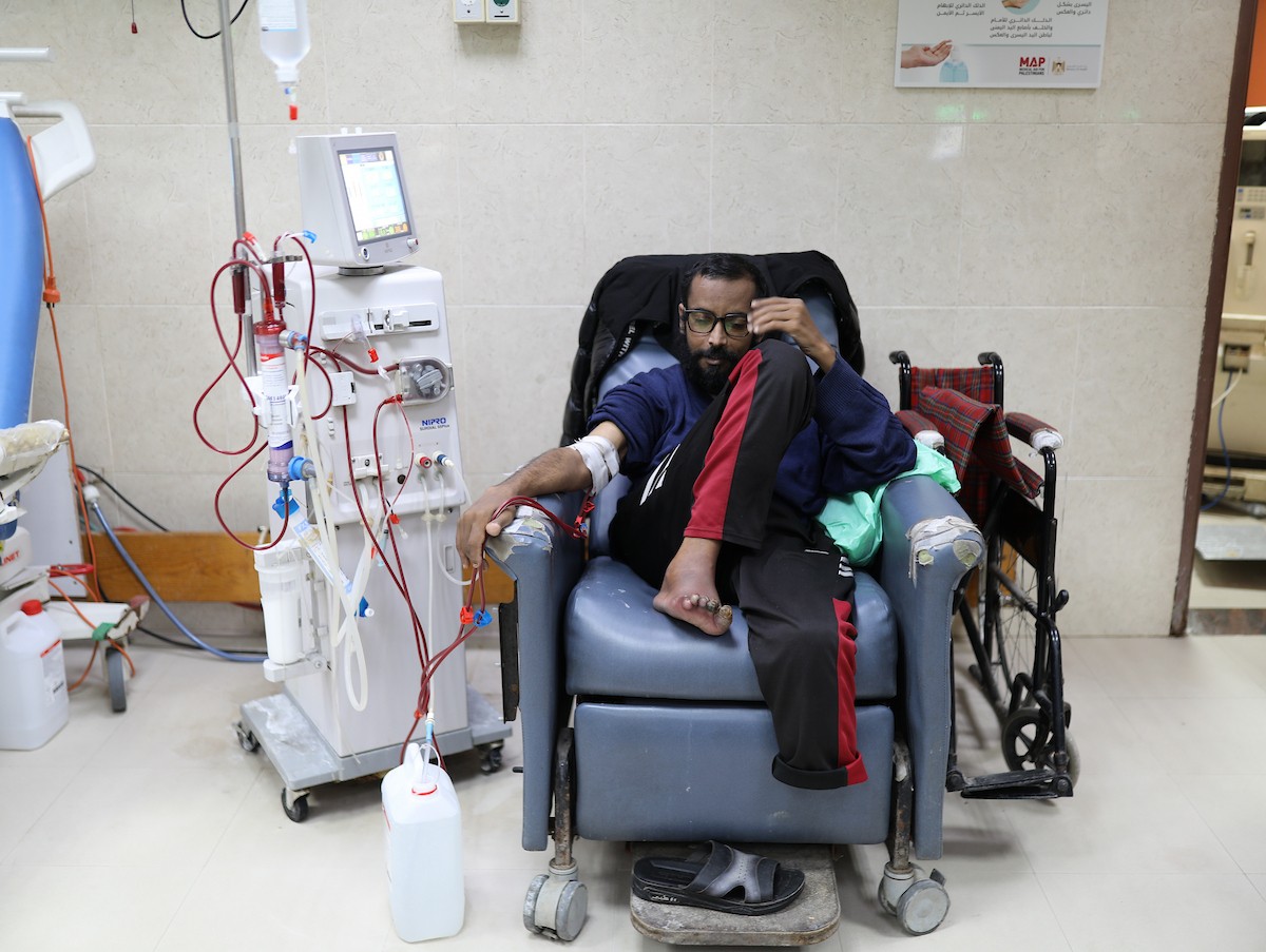 يخضع مرضى فلسطينيون مصابون بالفشل الكلوي لجلسات غسيل الكلى في مستشفى شهداء الأقصى بدير البلح، وسط وانتظار مستمر لفتح معبر رفح لتلقي العلاج خارج قطاع غزة، 1 فبراير/شباط 2026. تصوير: رمزي أبو عامر