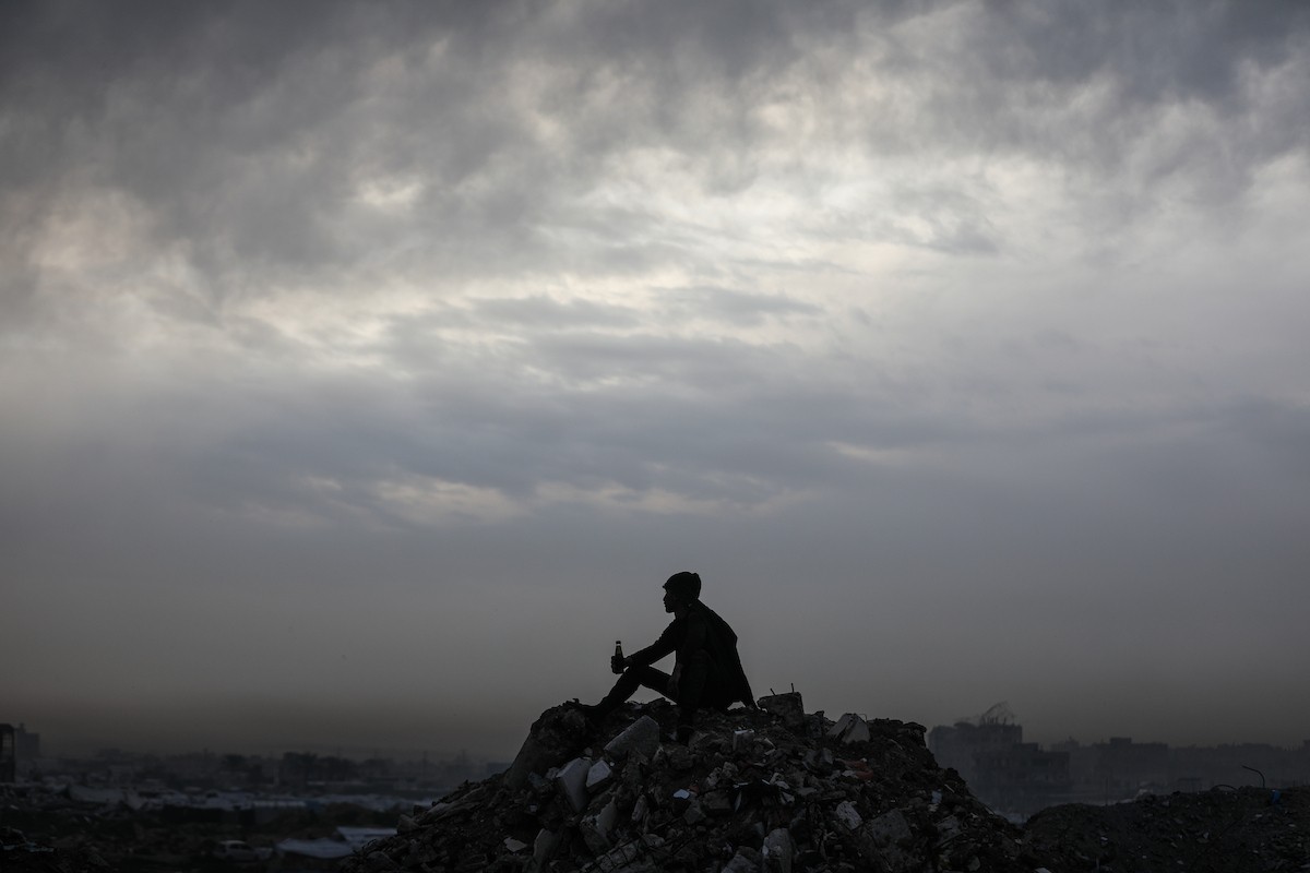 يعيش الفلسطينيون النازحون، وسط الأنقاض في خيام مؤقتة نُصبت في مخيم النصيرات للاجئين وسط قطاع غزة، في ظروف معيشية مزرية ونقص حاد في الاحتياجات الأساسية. ١ فبراير ٢٠٢٦. صورة: معز صالحي