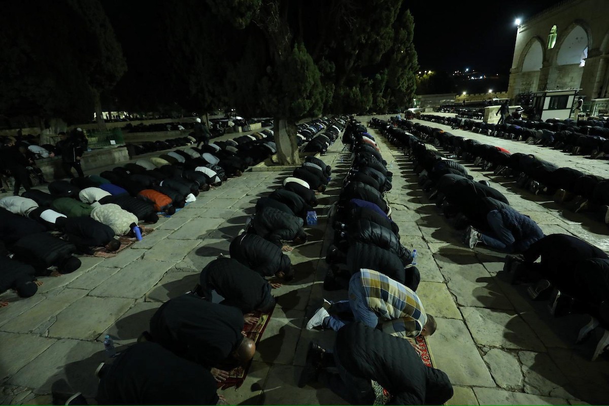 يؤدي الفلسطينيون صلاتي العشاء والتراويح في ساحات المسجد الأقصى في اليوم السادس من رمضان، القدس، 23 فبراير 2026. صورة من دائرة الأوقاف الإسلامية في القدس.