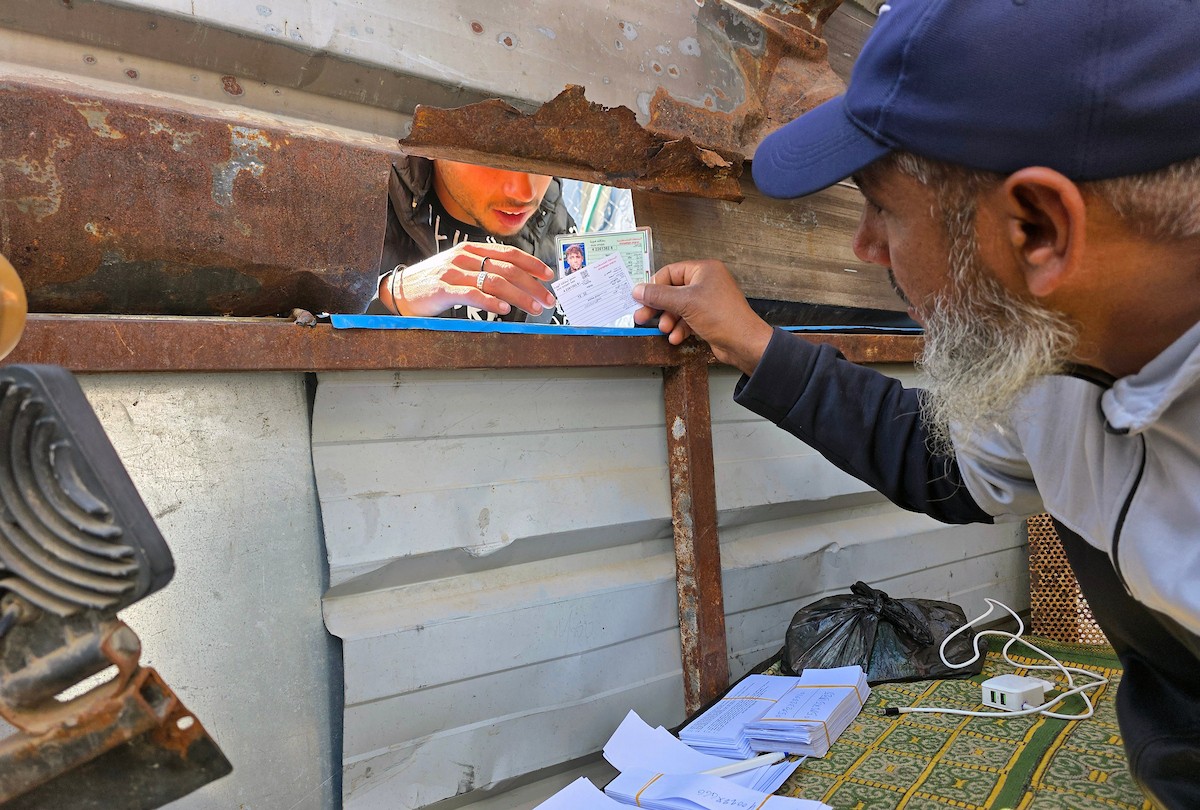 اصطف فلسطينيون أمام مكتب وزارة الداخلية في خان يونس، جنوب قطاع غزة، للحصول على بطاقات هوية خضراء، بدأت مكاتب وزارة الداخلية في قطاع غزة بإصدارها مؤخراً بالتنسيق مع رام الله. ٢٥ فبراير/شباط ٢٠٢٦. تصوير: طارق محمد