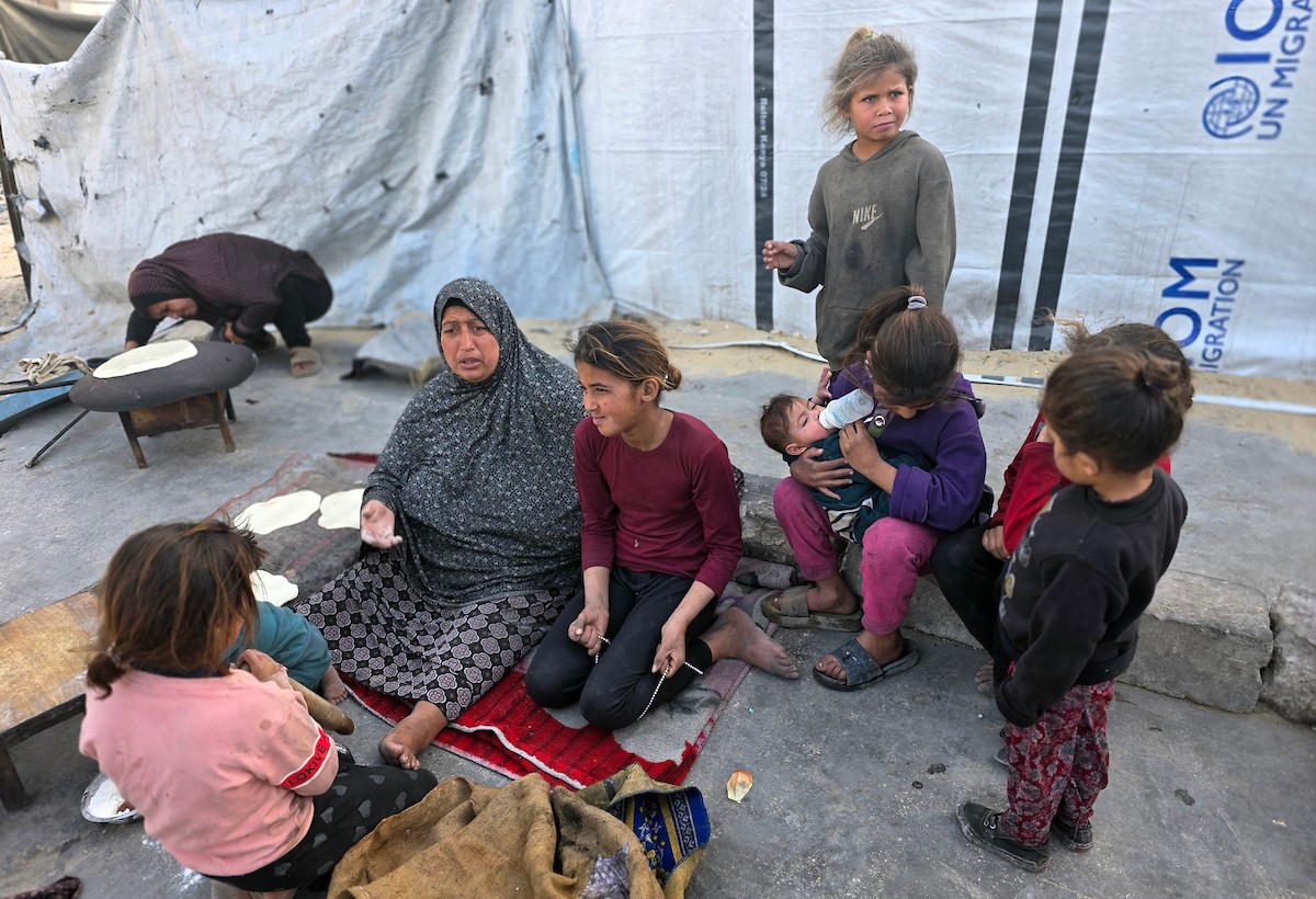 يواجه الفلسطينيون معاناة متفاقمة مع حلول شهر رمضان، وسط تداعيات الحرب المستمرة ، بينما يواصل الجيش الإسرائيلي استهداف النازحين في الخيام قرب 