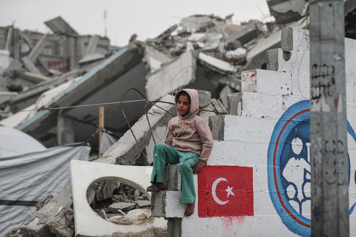 يعيش الفلسطينيون النازحون، وسط الأنقاض في خيام مؤقتة نُصبت في مخيم النصيرات للاجئين وسط قطاع غزة، في ظروف معيشية مزرية ونقص حاد في الاحتياجات الأساسية. ١ فبراير ٢٠٢٦. صورة: معز صالحي