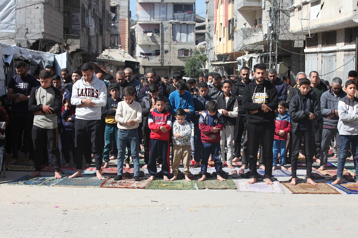 يؤدي النازحون أول صلاة جمعة في رمضان بجوار أنقاض مسجد الصفا المدمر بالكامل في مخيم البريج للاجئين وسط قطاع غزة. 20 فبراير/شباط 2026. تصوير: معز صالحي
