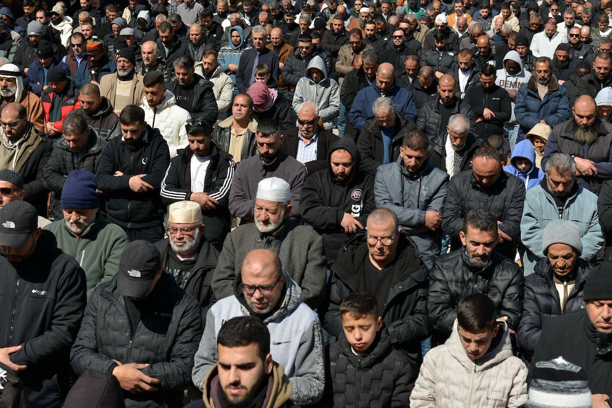 أدى الفلسطينيون صلاة الجمعة الثانية من شهر رمضان في المسجد الأقصى بالقدس. ووفقًا لدائرة الأوقاف الإسلامية، حضر الصلاة 100 ألف مصلٍّ رغم القيود الإسرائيلية المفروضة على الفلسطينيين، 27 فبراير/شباط 2026.