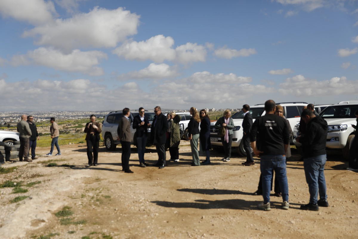 وفد دبلوماسي أوروبي يزور قرية سوسيا، جنوب الخليل، لتقييم الأضرار التي لحقت بالممتلكات الفلسطينية جراء هجمات المستوطنين، 25 فبراير/شباط 2026. تصوير: مأمون وزواز