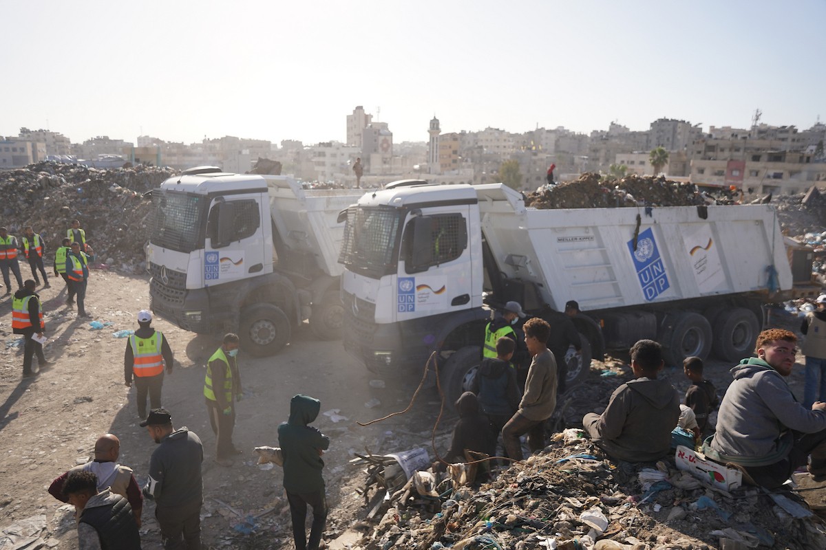 برنامج الأمم المتحدة الإنمائي يطلق عمليات تنظيف في أحد أكبر مواقع النفايات بمدينة غزة، والذي يُشكّل خطراً جسيماً على الصحة العامة، في منطقة سوق فراس على طول شارع عمر المختار ، 11 فبراير/شباط 2026. (صورة: عمر أشتوي)