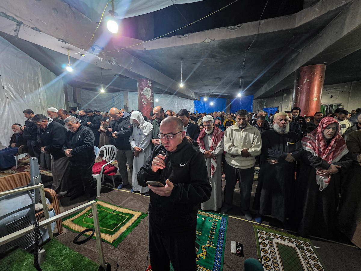 تجمّع المصلون في مسجد الفاروق المتضرر بشدة لأداء أول صلاة تراويح في شهر رمضان المبارك، رغم الدمار الذي خلفته الهجمات الإسرائيلية في خان يونس، جنوب قطاع غزة، في 17 فبراير/شباط 2026. صورة: تامر إبراهيم