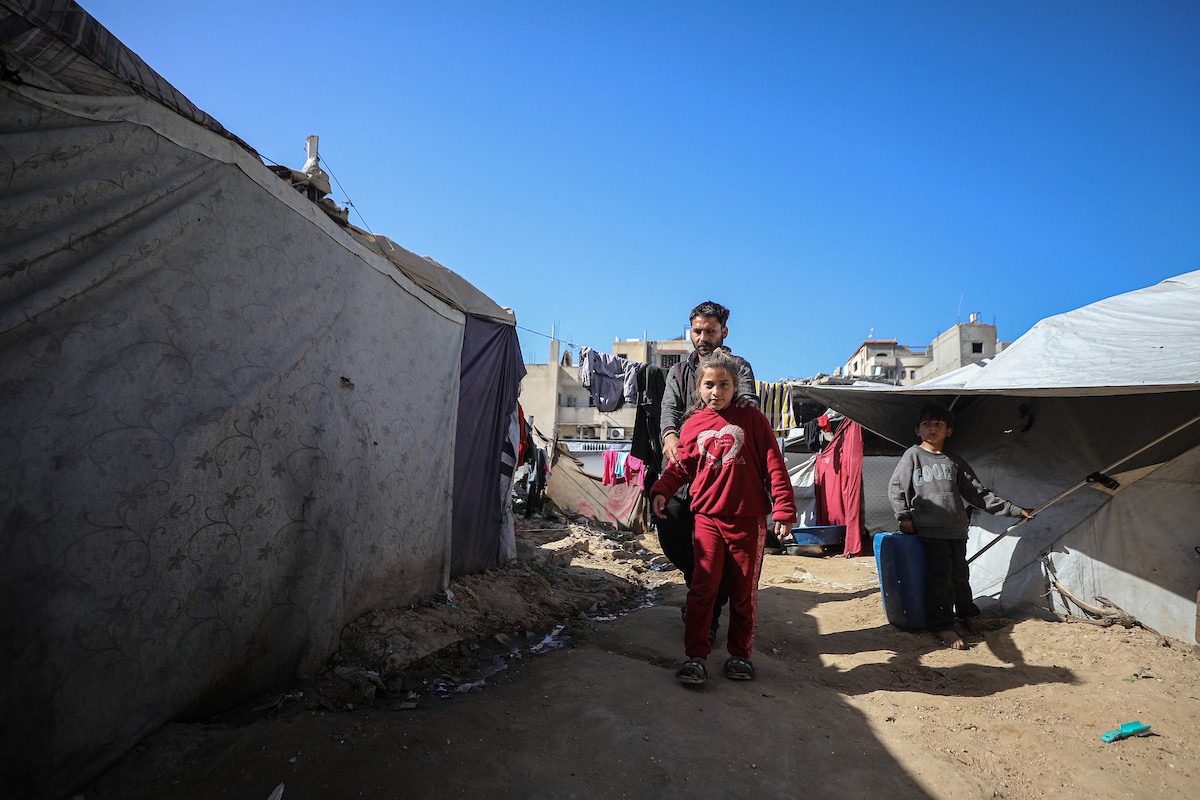 الفلسطيني لؤي أسامة صبح، 27 عامًا، أصيب بإعاقات دائمة وفقد بصره تمامًا جراء هجمات إسرائيلية، يكافح من أجل مواصلة حياته اليومية داخل خيمته في مدينة غزة في 11 فبراير/شباط 2026. صورة: عمر أشتوي