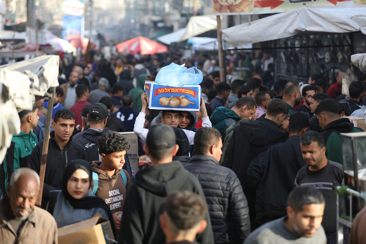 آلاء كريم نازحة في مخيم النصيرات وسط قطاع غزة، تفتح كشكًا لتحضير وبيع القطايف خلال أيام رمضان، في محاولة منها للتغلب على ظروف المعيشة القاسية وإعالة أسرتها بعد أن فقدت منزلها، 19 فبرايرشباط 2026. تصوير رمزي أبو عامر