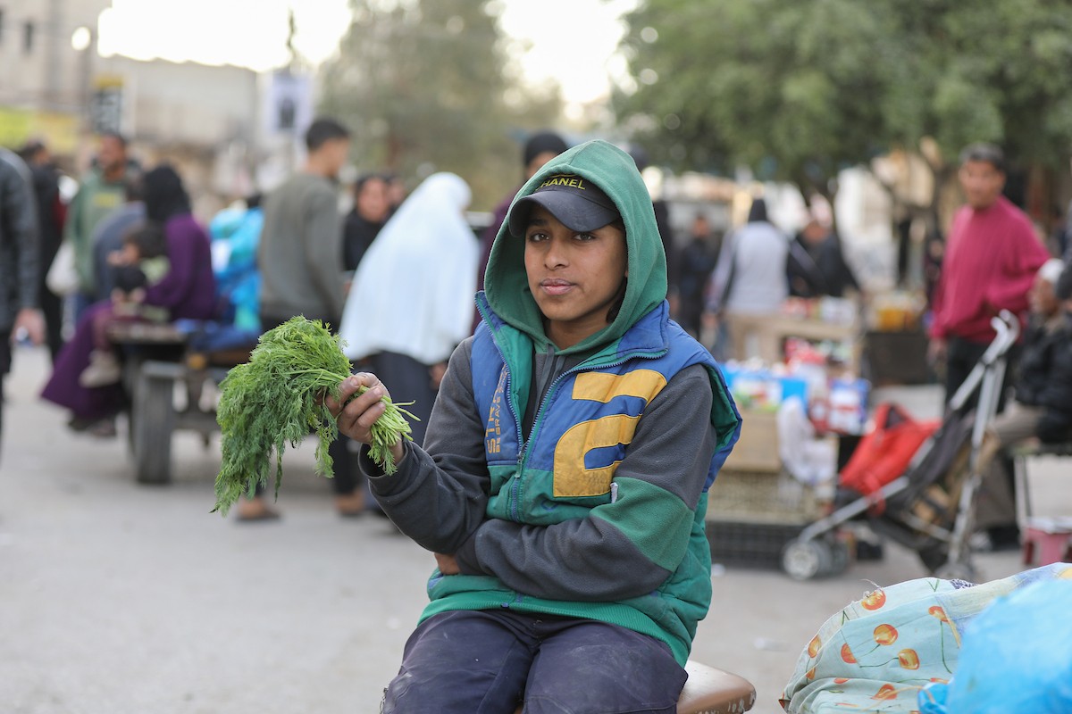 آلاء كريم نازحة في مخيم النصيرات وسط قطاع غزة، تفتح كشكًا لتحضير وبيع القطايف خلال أيام رمضان، في محاولة منها للتغلب على ظروف المعيشة القاسية وإعالة أسرتها بعد أن فقدت منزلها، 19 فبرايرشباط 2026. تصوير رمزي أبو عامر