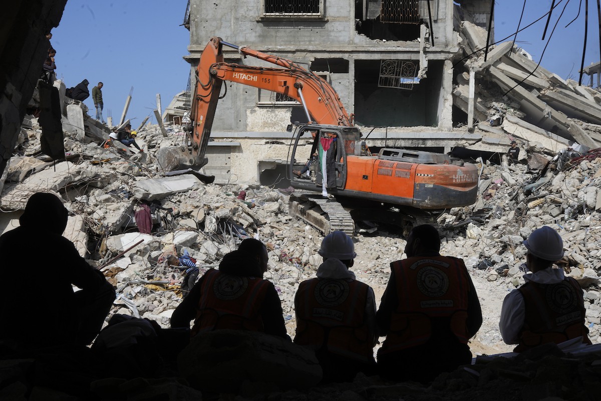 تحاول فرق الدفاع المدني الفلسطيني، بالتنسيق مع اللجنة الدولية للصليب الأحمر، انتشال جثث عائلتي عيادة وغنيم من تحت أنقاض منزل عائلة غباين، في بيت لاهيا، شمال قطاع غزة. 22 فبراير/شباط 2026. صورة: عمر أشتوي