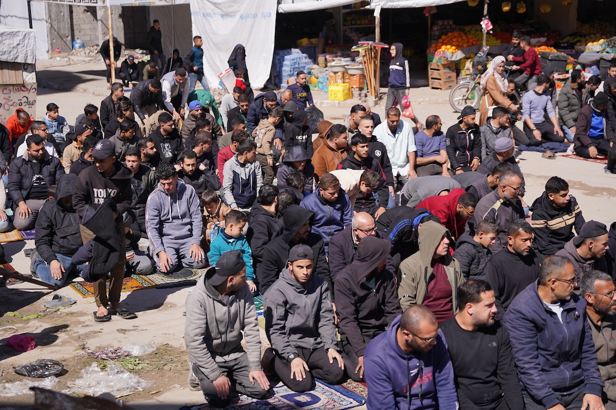 يؤدي الفلسطينيون صلاة الجمعة الثانية من شهر رمضان وسط أنقاض مسجد الكنز، الذي دُمر في هجمات إسرائيلية خلال الحرب، في مدينة غزة، 27 فبراير/شباط 2026. صورة: عمر أشتوي