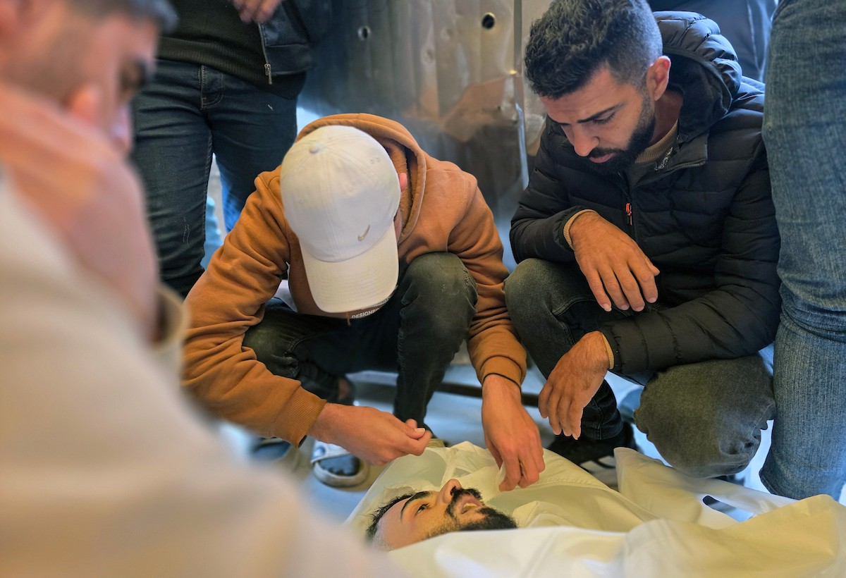 ودّعت والدة الفقيد عبد الحميد الفرا وأقاربه جثمانه للمرة الأخيرة في مشرحة مجمع ناصر الطبي، بعد استشهاده بنيران الجيش الإسرائيلي في منطقة التحلية، شرق خان يونس جنوب قطاع غزة. ١٩ فبراير ٢٠٢٦. تصوير: طارق محمد (APA Images)