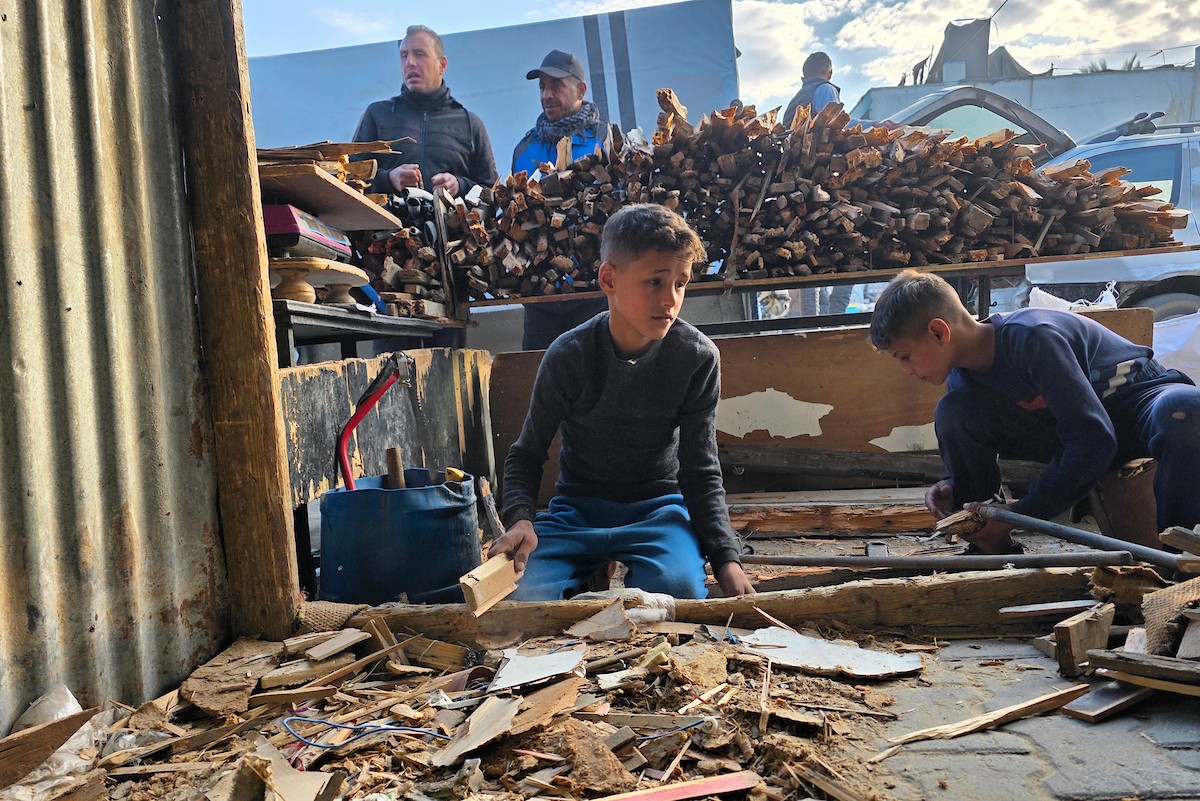 تلجأ العائلات الفلسطينية والباعة إلى استخدام الحطب والخشب لإعداد الطعام بسبب نقص غاز الطهي، خان يونس، جنوب قطاع غزة، 24 فبراير/شباط 2026.تصوير: طارق محمد/ (APA Images).