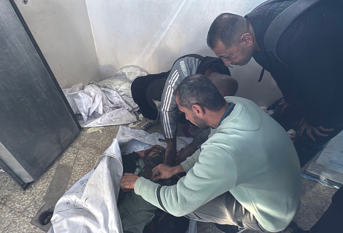 وصل جثمان مواطن إلى مستشفى شهداء الأقصى في دير البلح. وقد استشهد في غارة جوية إسرائيلية قرب وادي غزة وسط قطاع غزة. ١ فبراير ٢٠٢٦. صورة: أحمد إبراهيم